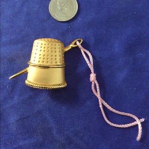 Thimble pin with thread